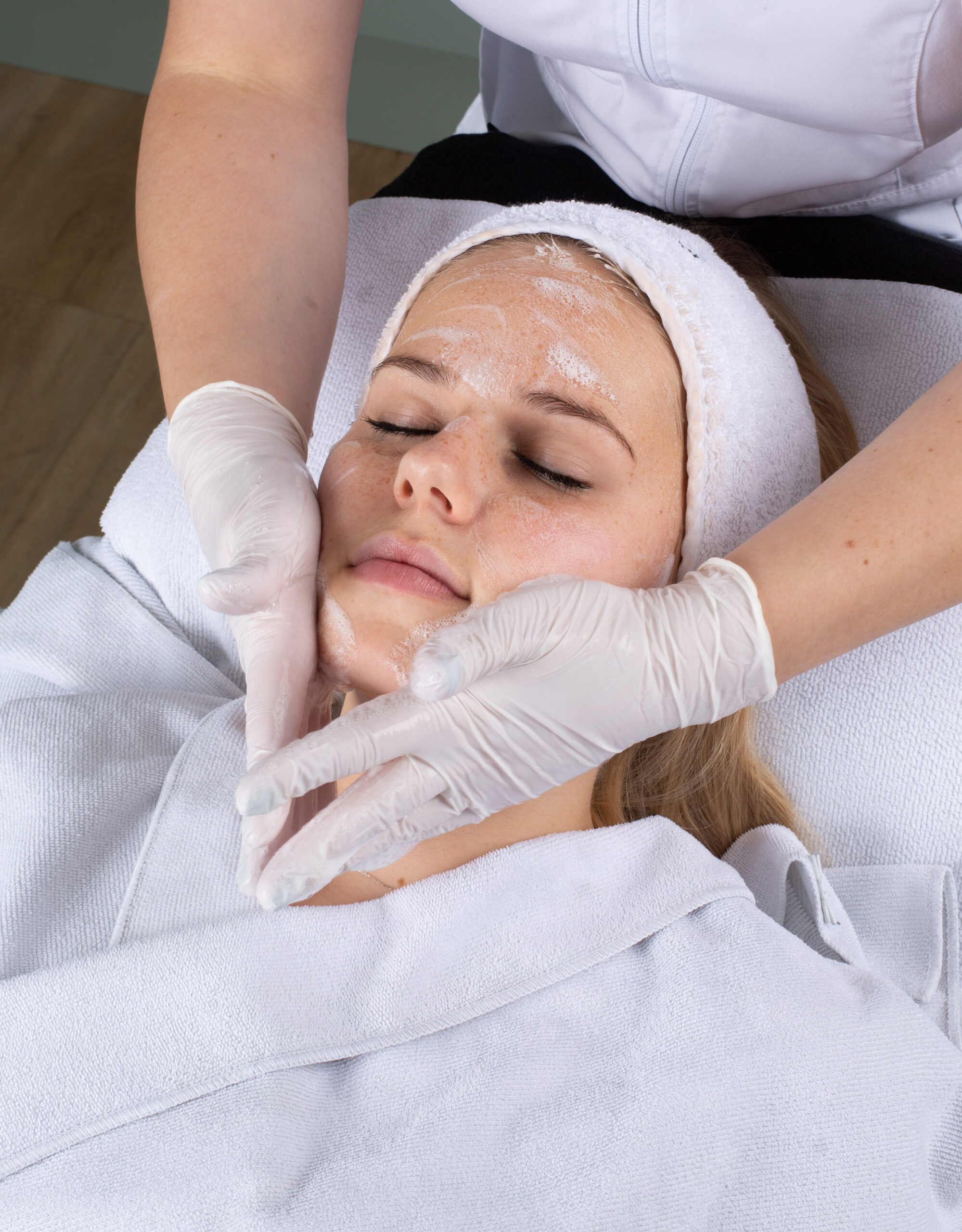 Behandelingen, chemische peeling (foto die niet van ons zelf is vervangen voor deze) Chemische peeling behandeling